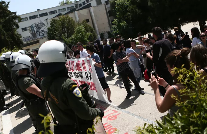Θεσσαλονίκη: Επίθεση με μολότοφ σε βάρος αστυνομικών δυνάμεων έξω από το ΑΠΘ
