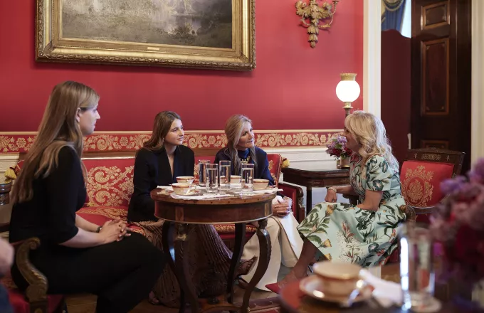 «Τσάι κυριών»: Δείτε φωτογραφίες από τη συνάντηση Τζιλ Μπάιντεν- Μαρέβας Μητσοτάκη- Παρούσες οι κόρες του πρωθυπουργού