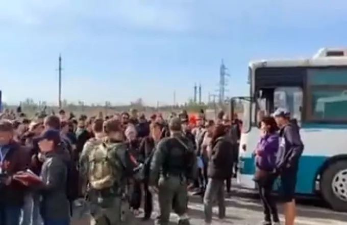 Βίντεο με «αναγκαστική εκκένωση»  αμάχων από τη Μαριούπολη έδωσε στη δημοσιότητα το Κίεβο