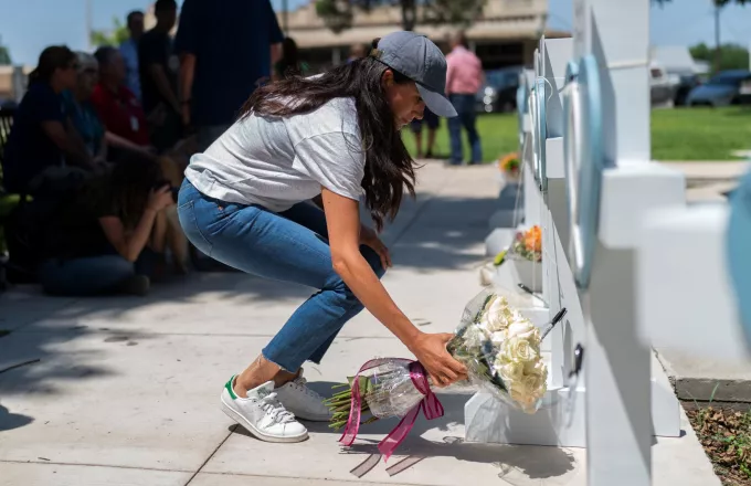 Μακελειό στο Τέξας: Η Μέγκαν Μαρκλ κατέθεσε λουλούδια στο μνημείο για τα θύματα-Φωτογραφίες