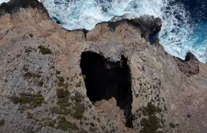 Μωβ σπήλαιο: Το κρυμμένο «διαμάντι» της Εύβοιας - Βίντεο από ψηλά