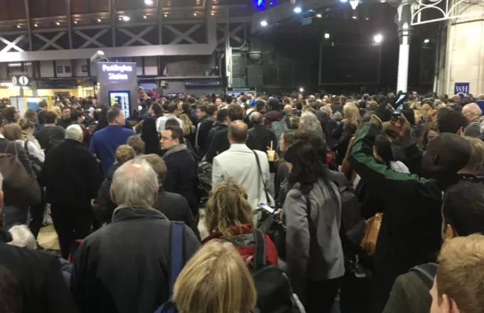 Λονδίνο: Χαμός την πρώτη μέρα λειτουργίας της γραμμής «Ελισάβετ» - Εκκενώθηκε σταθμός του μετρό