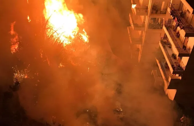Φωτιά στην Πάτρα δίπλα σε κατοικημένη περιοχή- Έριξαν φωτοβολίδα σε καλαμιές ανάμεσα σε σπίτια! Φωτό - βίντεο