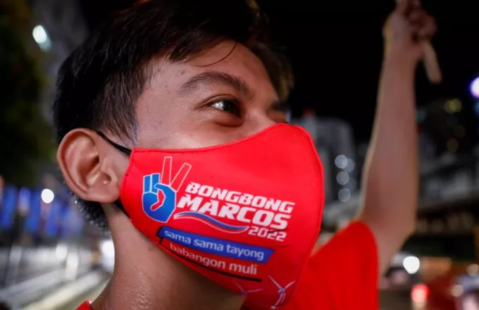 Οι Μάρκος ξανά στην εξουσία: Ο Φερντινάντ «Μπονγκ Μπονγκ» Μάρκος ανακήρυξε τη νίκη του στις Φιλιππίνες 