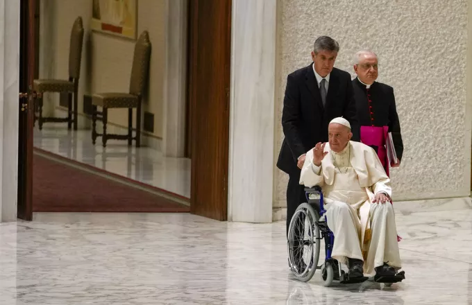 Με αναπηρικό αμαξίδιο ο πάπας Φραγκίσκος 
