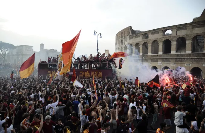 Βούλιαξε η «Αιώνια πόλη» από 100.000 oπαδούς της Ρόμα μετά την κατάκτηση του Conference League-Δείτε φωτογραφίες