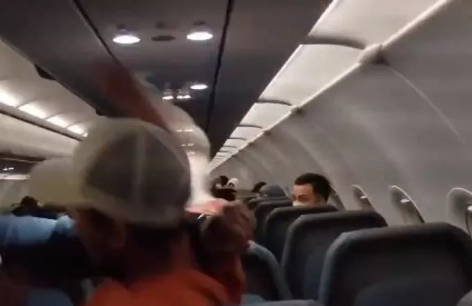 ΗΠΑ: Θώπευσε και επιτέθηκε σε αεροσυνοδούς μέσα σε πτήση - Καταδικάστηκε σε 60 ημέρες φυλάκιση - Δείτε βίντεο