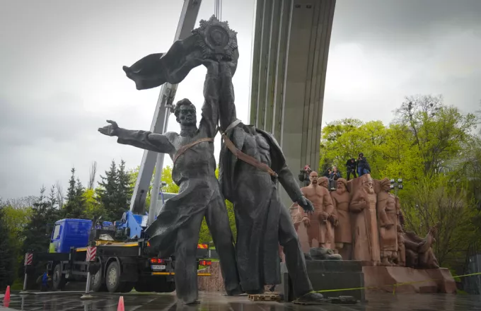 DW: Τα σοβιετικά μνημεία στη Γερμανία και ο ουκρανικός πόλεμος