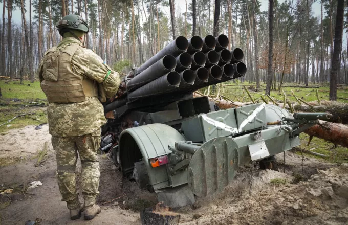 Reuters: Ο Μπάιντεν εγκρίνει νέο πακέτο στρατιωτικής βοήθειας στην Ουκρανία
