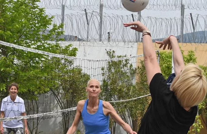 Αγώνας βόλεϊ κρατουμένων εναντίον πρωταθλητριών στις γυναικείες φυλακές της Θήβας