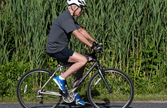 Γιατί έπεσε ο Τζο Μπάιντεν από το… σταματημένο ποδήλατό του; 