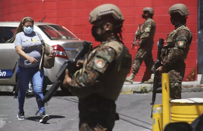 Σε 42.000 συλλήψεις μελών συμμοριών έχουν προχωρήσεις οι αρχές στο Ελ Σαλβαδόρ, το τελευταίο τρίμηνο. 