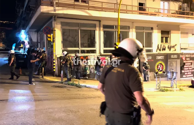 Θεσσαλονίκη: Επιτέθηκαν σε διμοιρία ΜΑΤ με πυροτεχνήματα και πέτρες 