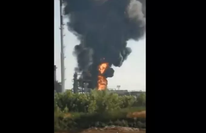 Ρωσικό διυλιστήριο τυλίγεται στις φλόγες μετά την πτώση ουκρανικού drone-καμικάζι