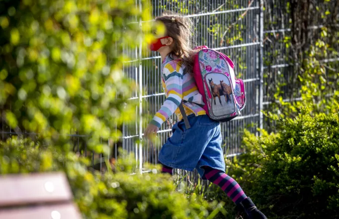 Μαθήτρια στη Γερμανία μπαίνει στο σχολείο 