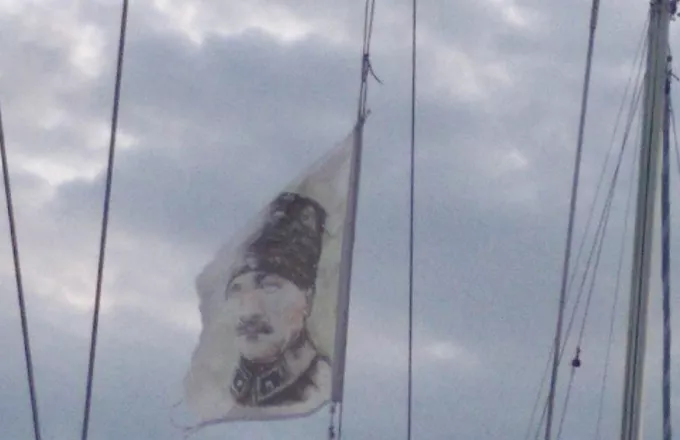 Τελικά η σημαία κατέβηκε και πλέον στο σκάφος υπάρχει μόνο μια ελληνική σημαία.