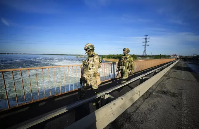 Πόλεμος στην Ουκρανία: Το Κίεβο ανακοίνωσε ότι βομβάρδισε γέφυρα στη Χερσώνα