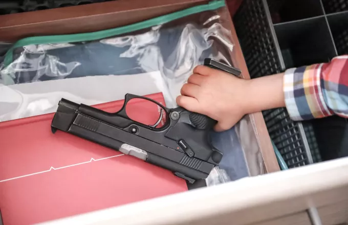 Παιδί παίζει με όπλο