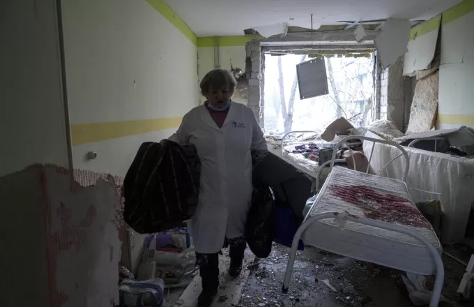 Νοσηλεύτρια στο κατεστραμμένο μαιευτήριο στη Μαριούπολη.