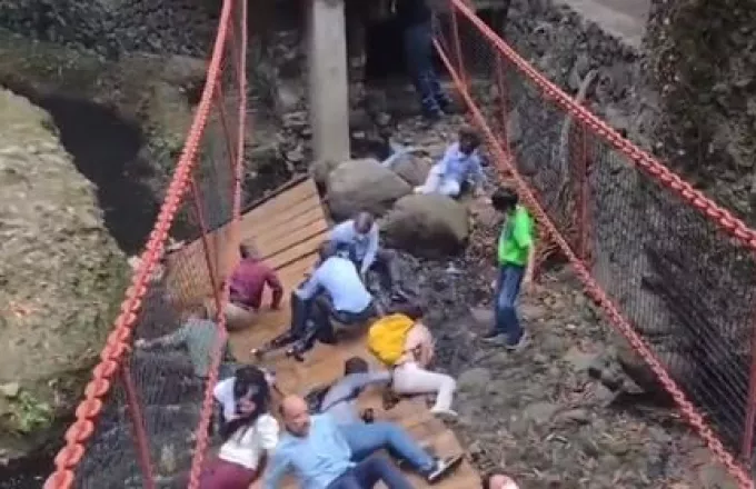 Το σοκαριστικό βίντεο από την κατάρρευση ξύλινης γέφυρας στο Μεξικό με 25 τραυματίες 