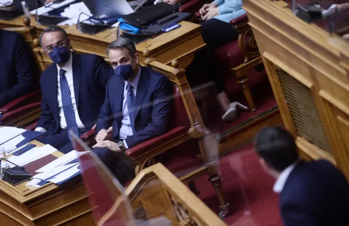 Μητσοτάκης και Τσίπρας στη Βουλή 