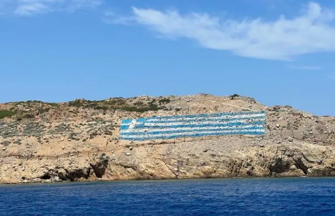 Ψέριμος - Μητσοτάκης: Ανάρτηση από το ακριτικό νησί με την ελληνική σημαία στο βράχο