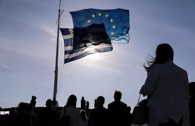 Οι σημαίες της Ελλάδας και της ΕΕ.