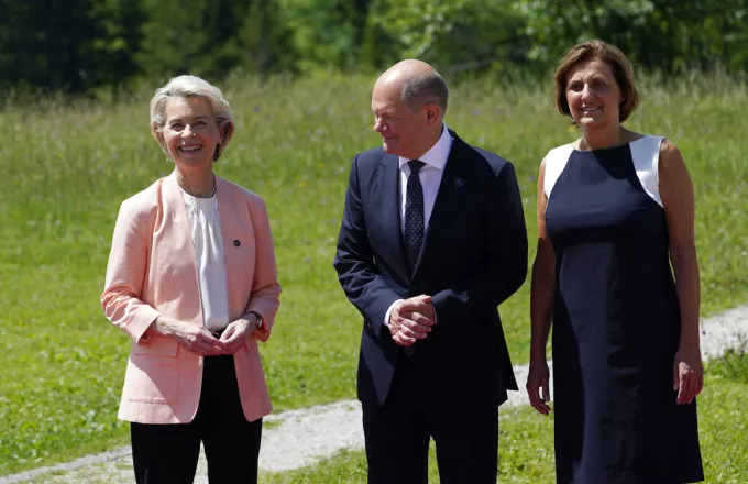 Ο Όλαφ Σολτς με την Ούρσουλα Φον Ντερ Λάιεν στην G7