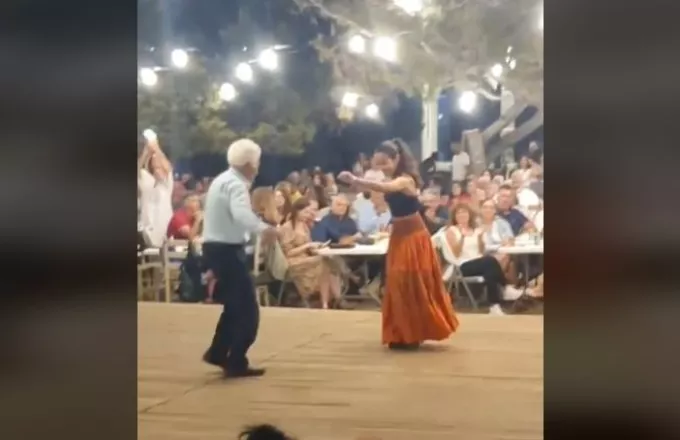 Σχοινούσα: Παππούς και εγγονή χορεύουν παρέα σε γιορτή