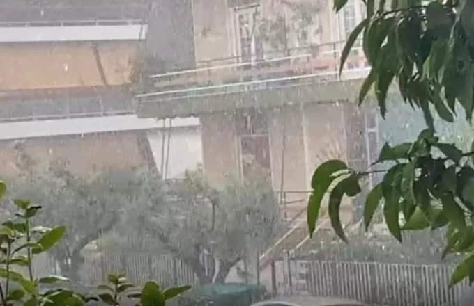 «Αγρίεψε» πάλι ο καιρός: Καταρρακτώδης βροχή στα Νότια Προάστια-Πλυμμήρισαν δρόμοι στη Θεσσαλονίκη 