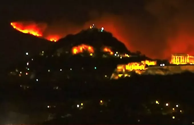 Φωτιά στην Πεντέλη: Ακρόπολη και Λυκαβηττός σε φόντο πυρκαγιάς- Βίντεο σοκ