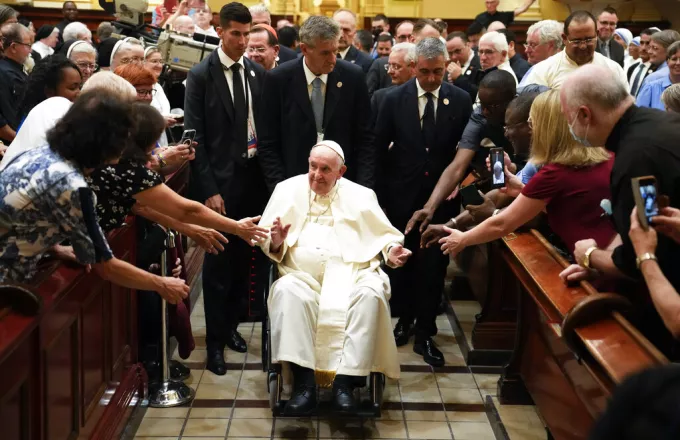 Ο πάπας Φραγκίσκος περιορίζει τα ταξίδια 