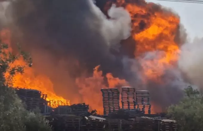 Φωτιά στον Ασπρόπυργο: Στις φλόγες αποθήκη με παλέτες
