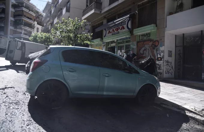 Παρκαρισμένο αυτοκίνητο στο κέντρο της Αθήνας 