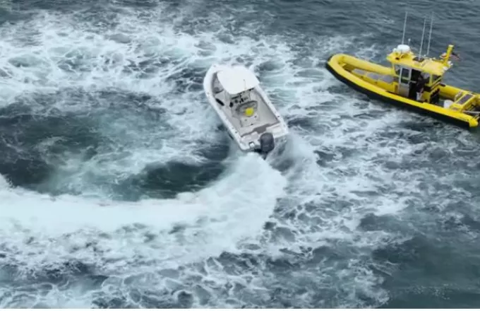 Επιβάτες βάρκας διασώθηκαν όταν πετάχτηκαν στο νερό από ρουφήχτρα