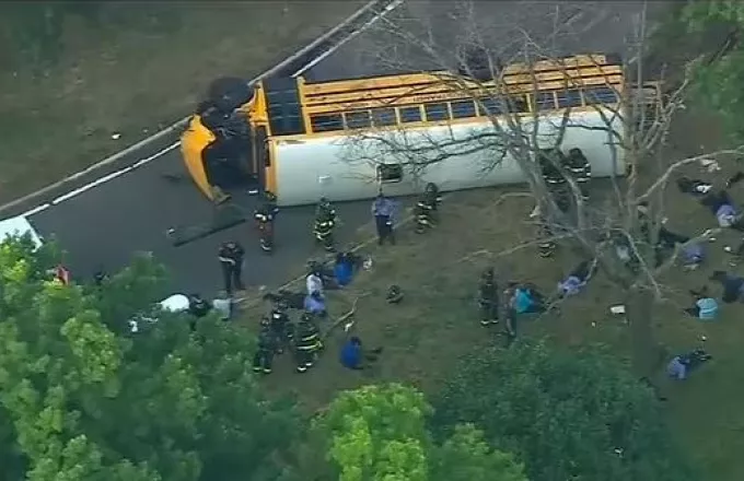 Σχολικό λεωφορείο ανατράπηκε στη Νέα Υόρκη