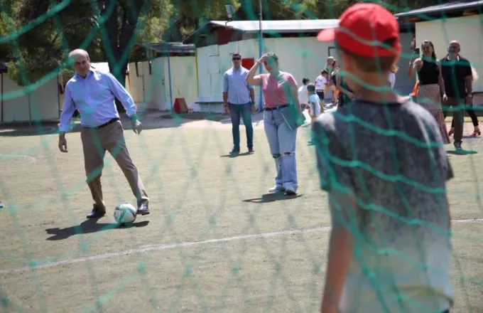 Ο Κωστής Χατζηδάκης παίζει μπάλα με παιδιά