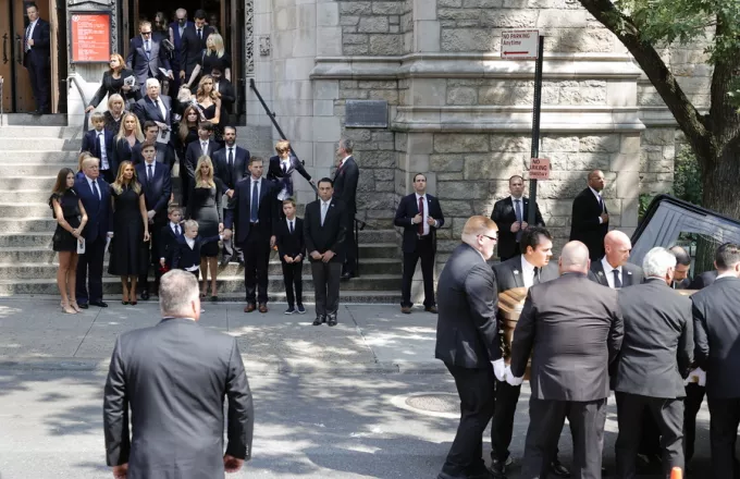 Παρόντες στην κηδεία ήταν ο Ντόναλντ Τραμπ με τη σύζυγό του Μελάνια, καθώς και τα τρία παιδιά της εκλιπούσης με τον πρώην πρόεδρο των ΗΠA