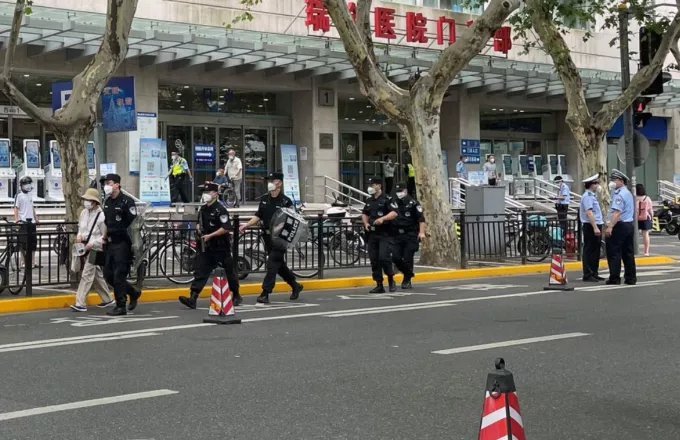 Ισχυρές αστυνομικές δυνάμεις έξω από το νοσοκομείο της Σανγκάης 