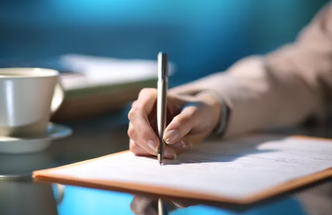 Ο τρόπος που κρατάτε το στυλό μπορεί να αποκαλύψει αν έχετε Αλτσχάιμερ