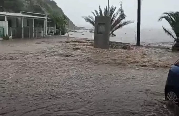 Πλημμυρισμένοι δρόμοι στη Σκύρο 