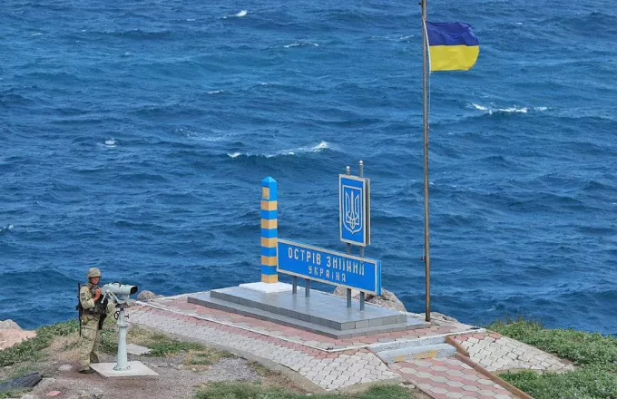 Η ουκρανική σημαία στο Φιδονήσι