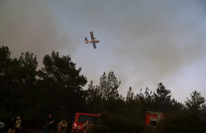 Πυροσβετικό αεροπλάνο και όχημα σε φωτιά 