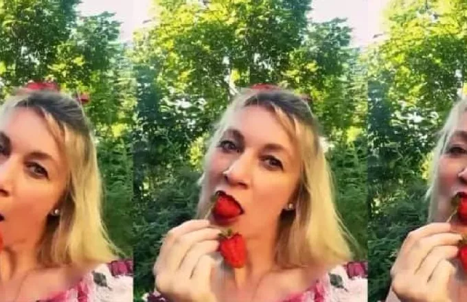 Ζαχάροβα:  Τρώει φράουλες με μουσική υπόκρουση το «Καλίνκα»
