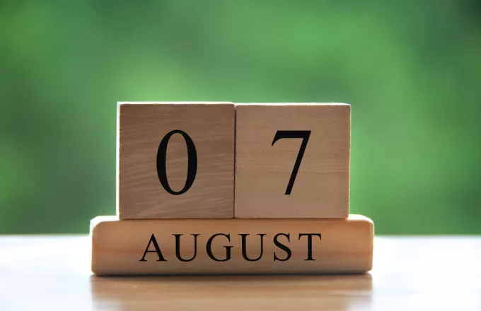 Επιτραπέζιο ημερολόγιο που δείχνει 7 Αυγούστου