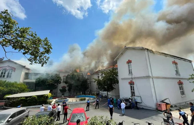 Στις φλόγες το Ελληνικό Νοσοκομείο του Μπαλουκλή