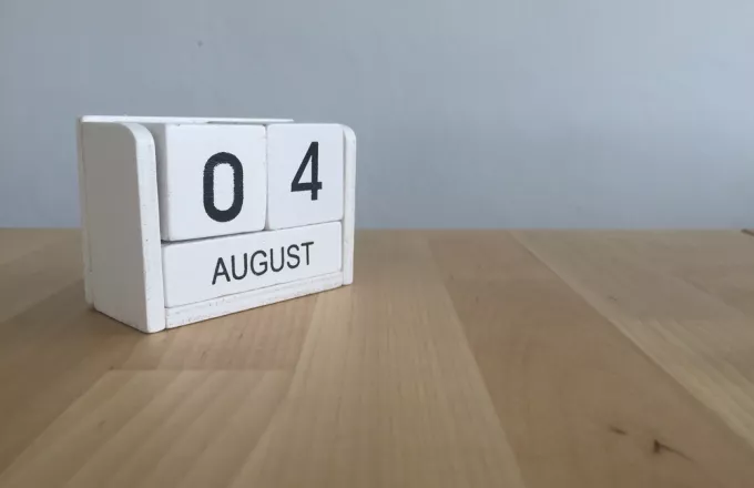 Επιτραπέζιο ημερολόγιο που δείχνει 4 Αυγούστου 