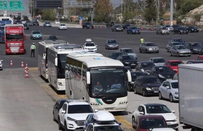 Έξοδος Δεκαπενταύγουστου: Πάνω από 60.000 αυτοκίνητα έφυγαν από Αθήνα - Έκτακτα μέτρα Τροχαίας