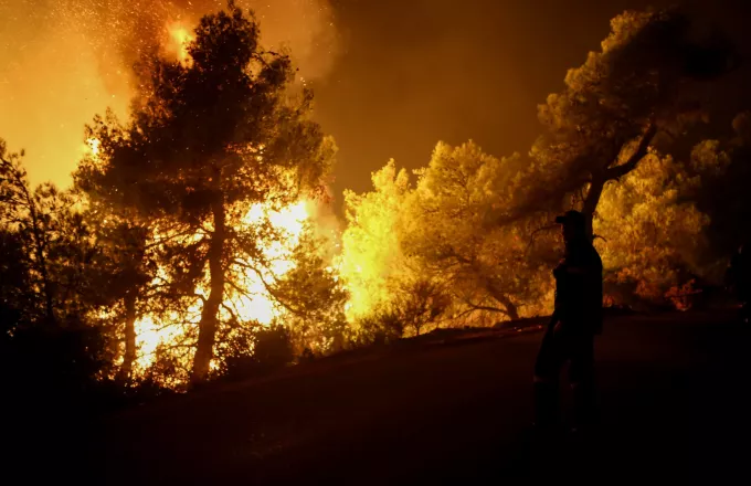 Φωτιά στο Άγιο Όρος: Ολονύχτια μάχη με τις φλόγες