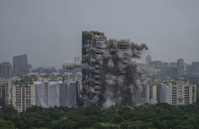 Κατεδαφίστηκαν δύο παράνομοι ουρανοξύστες στην Ινδία 